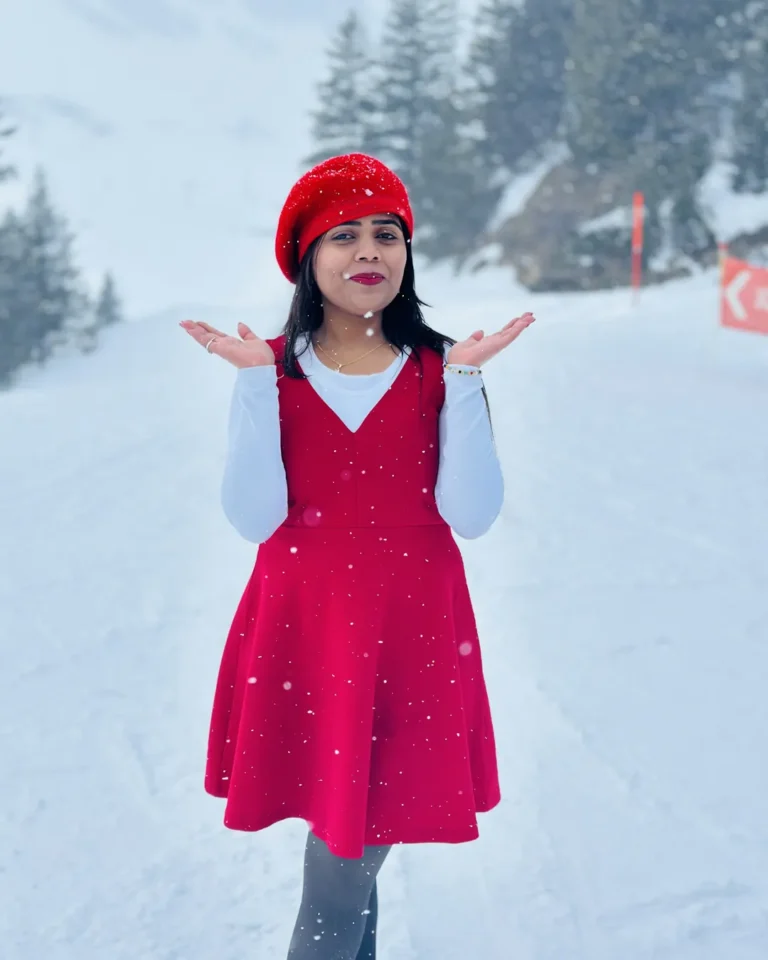 Home 8 Florence, a Naviora Journeys client, enjoying falling snow on Mt Titlis